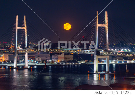 《神奈川県》月の出の横浜ベイブリッジ 135115276