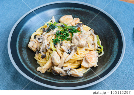 鶏肉とキノコのクリームパスタ 鶏肉とキノコのクリームパスタ 135115297