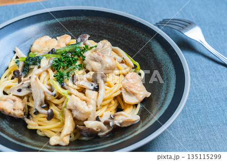 鶏肉とキノコのクリームパスタ 鶏肉とキノコのクリームパスタ 135115299