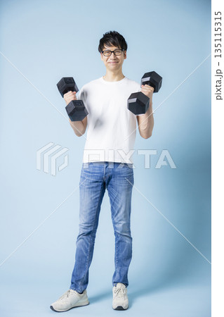 ダンベルを持つ男性 135115315