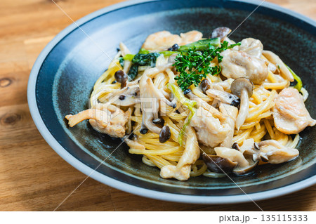 鶏肉とキノコのクリームパスタ 135115333