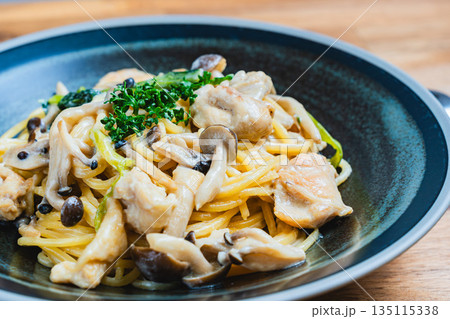 鶏肉とキノコのクリームパスタ 135115338
