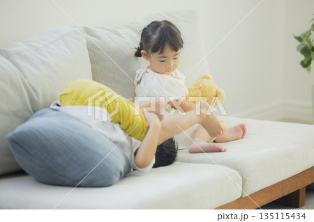 リビングで遊ぶ子供 135115434