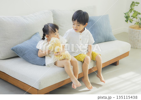リビングで遊ぶ子供 リビングで遊ぶ子供 135115438