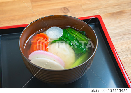 黒いお盆に置かれた雑煮の和食料理 正月の定番 135115482