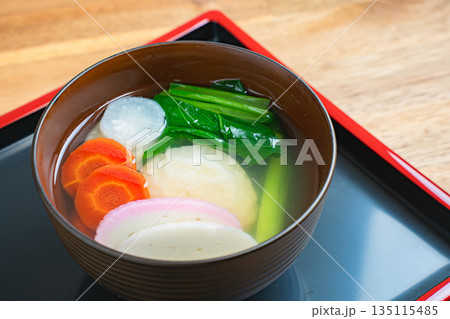 黒いお盆に置かれた雑煮の和食料理 正月の定番 135115485