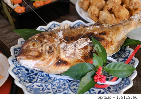 正月に食卓に並んだ鯛の姿焼き 135115566