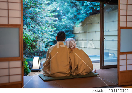 和室でくつろぐ着物姿のシニア夫婦　撮影協力:伊東緑涌 135115590