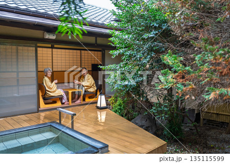 旅館でくつろぐシニア夫婦 撮影協力:伊東緑涌 旅館でくつろぐシニア夫婦 撮影協力:伊東緑涌 135115599