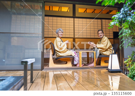 旅館でくつろぐシニア夫婦　撮影協力:伊東緑涌 135115600