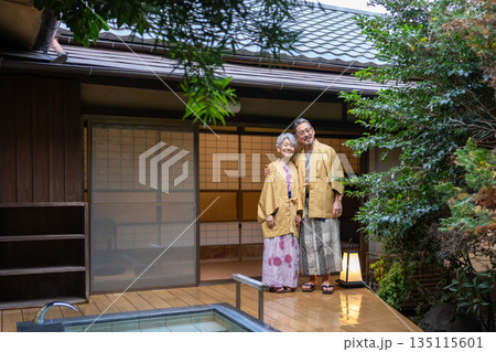 温泉旅行を楽しむシニア夫婦　撮影協力:伊東緑涌 135115601