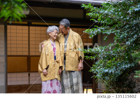 温泉旅行を楽しむシニア夫婦　撮影協力:伊東緑涌 135115602