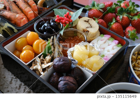 海老や栗や黒豆などが並んだ豪華な手作りお節料理 海老や栗や黒豆などが並んだ豪華な手作りお節料理 135115649