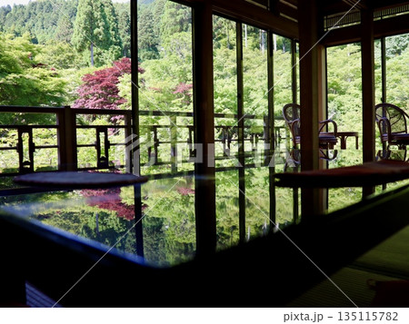 佐賀・作礼山の山荘で森が漆テーブルに映る和空間|観光・旅行・商品イメージ・スパ・癒し系広告素材 佐賀・作礼山の山荘で森が漆テーブルに映る和空間|観光・旅行・商品イメージ・スパ・癒し系広告素材 135115782