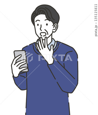 スマホを見て驚く中年男性 135115811