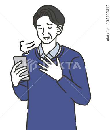 スマホを見て安心する中年男性 135115812