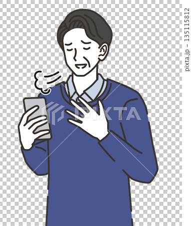 スマホを見て安心する中年男性 135115812