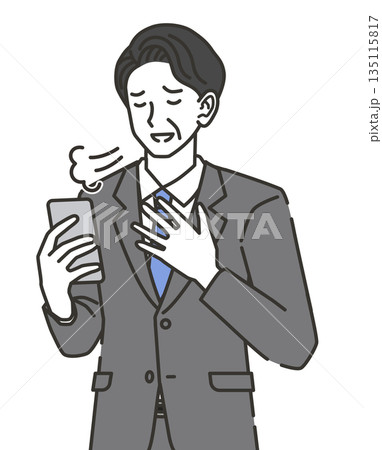 スマートフォンを見てほっとする中年のビジネスマン 135115817
