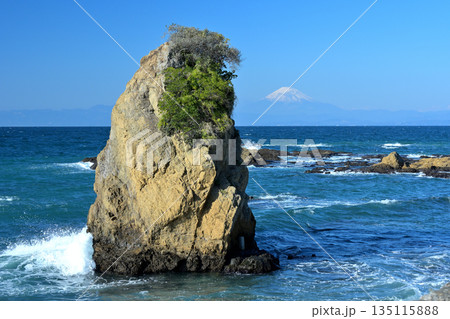 冬の立石と富士山 135115888