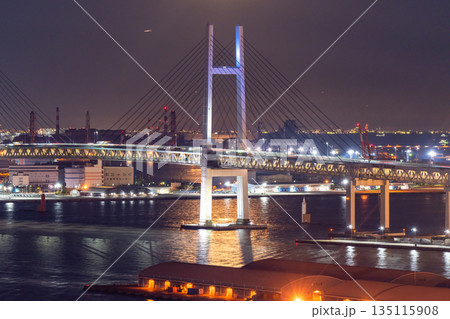 《神奈川県》月の出の横浜ベイブリッジ 135115908
