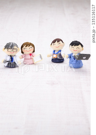 医師、看護師、サラリーマン、OLの人形 135116117