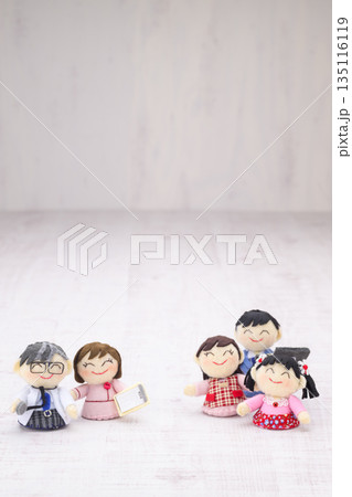 医師、看護師、家族の人形 135116119