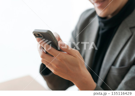 スマホを持つ男性の手元 135116429