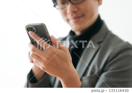 スマホを持つ男性の手元 スマホを持つ男性の手元 135116430
