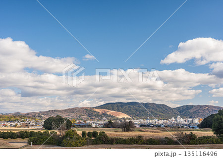 国営平城宮跡歴史公園内からの若草山方面の眺め 奈良市 国営平城宮跡歴史公園内からの若草山方面の眺め 奈良市 135116496