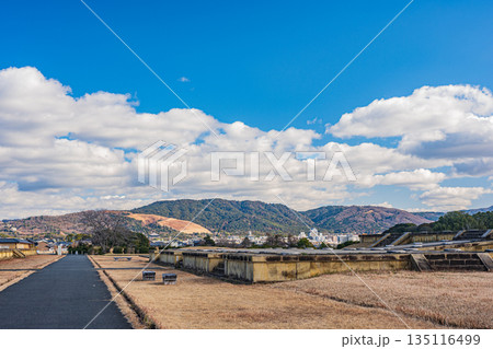 国営平城宮跡歴史公園内からの若草山方面の眺め　奈良市 135116499