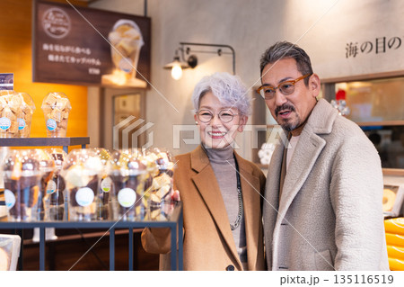 買い物をするシニア夫婦 撮影協力:道の駅伊東マリンタウン 買い物をするシニア夫婦 撮影協力:道の駅伊東マリンタウン 135116519