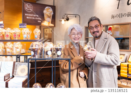 買い物をするシニア夫婦　撮影協力:道の駅伊東マリンタウン 135116521