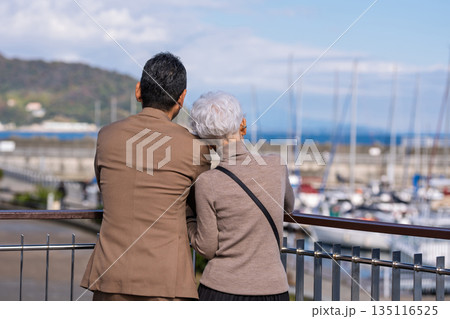 旅行するシニア夫婦　撮影協力:道の駅伊東マリンタウン 135116525