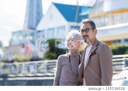 旅行するシニア夫婦 撮影協力:道の駅伊東マリンタウン 旅行するシニア夫婦 撮影協力:道の駅伊東マリンタウン 135116528
