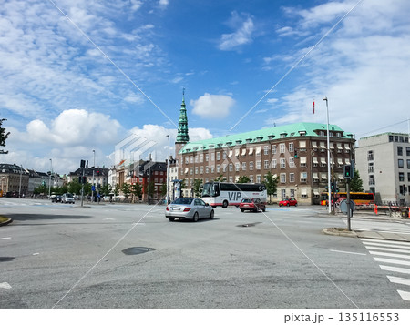 クリスチャンスボー城近くの交差点　デンマークのコペンハーゲン 135116553