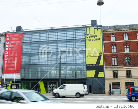 コペンハーゲン中央駅の近くのビル デンマークのコペンハーゲン コペンハーゲン中央駅の近くのビル デンマークのコペンハーゲン 135116560
