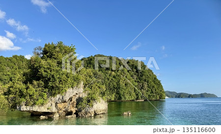青空と海に浮かぶ島の風景　昼間の爽快な自然背景 135116600