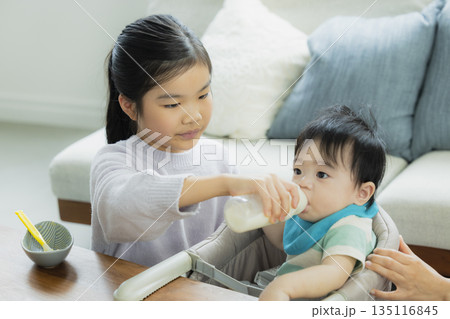 リビングでくつろぐ親子　離乳食 135116845