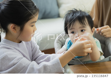 リビングでくつろぐ親子　離乳食 135116847