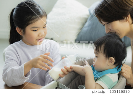 リビングでくつろぐ親子 離乳食 リビングでくつろぐ親子 離乳食 135116850