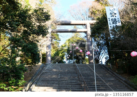 【水戸市 偕楽園東側の高台にある「常磐神社」参道の石段と一ノ鳥居】 【水戸市 偕楽園東側の高台にある「常磐神社」参道の石段と一ノ鳥居】 135116857