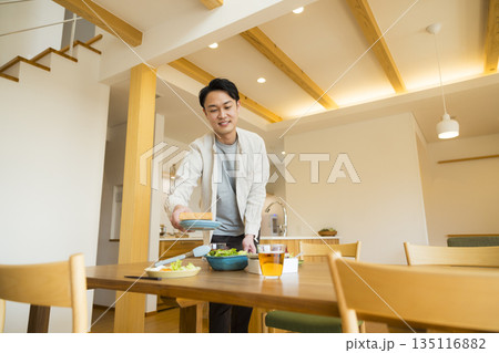 リビングでくつろぐファミリー 　 135116882