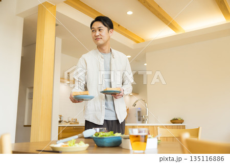 リビングでくつろぐファミリー リビングでくつろぐファミリー 135116886