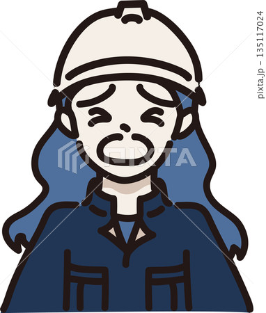 ヘルメットをかぶり作業服を着た泣きそうな女性のイラスト　紺色の制服 135117024