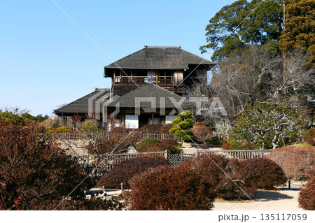 【水戸市「偕楽園」好文亭の木造二層三階建ての外観】 135117059