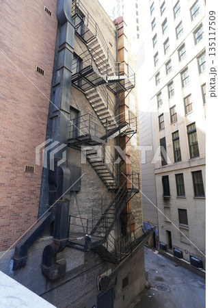 シカゴダウンタウンのビルの非常階段 シカゴダウンタウンのビルの非常階段 135117509