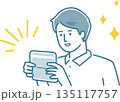 通帳を見て喜んでいる男性 135117757