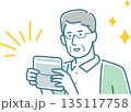 通帳を見て喜んでいる高齢男性 135117758