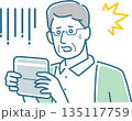 通帳を見て落ち込んでいる高齢男性 135117759