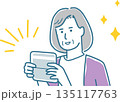 通帳を見て喜んでいる高齢女性 135117763